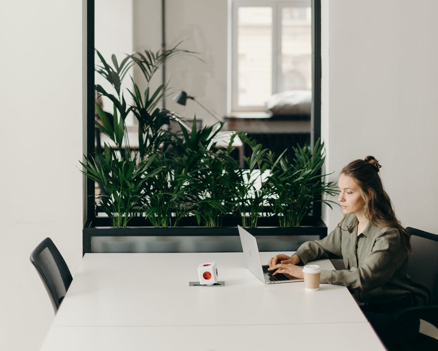 woman getting an IT consultation when working remotely