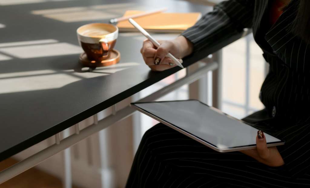 woman holding a tablet on which conducts analysis